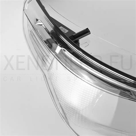 schematinis BMW E60 priekinio žibinto išdėstymas su pažymėtomis lempučių vietomis