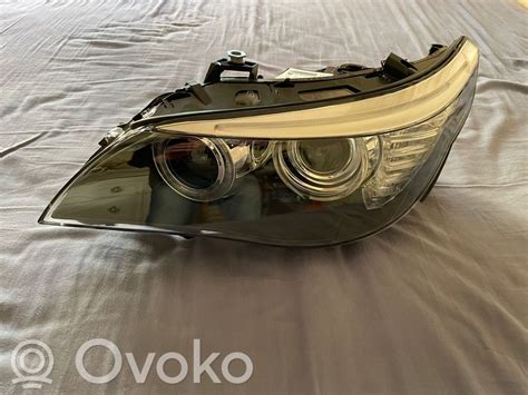 BMW E60 priekinis žibintas su įjungtais 