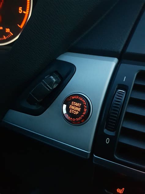 Vaizdas, rodantis avarinio užvedimo vietą automobilyje (pvz., prie Start/Stop mygtuko ar specialaus lizdo)