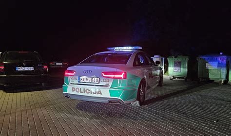 Teminė nuotrauka: policijos automobilis persekioja automobilį naktį