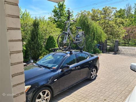 automobilis su dviračių laikikliu ant stogo ir gale