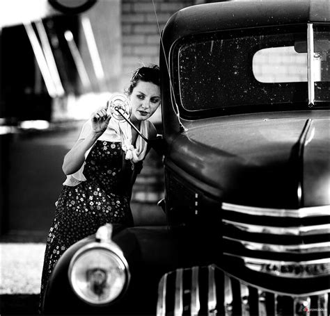 Juodos ir baltos nuotraukos iš kelionės po Jutos ir Arizonos valstijas, vaizduojančios dykumos kraštovaizdį su klasikiniu automobiliu.