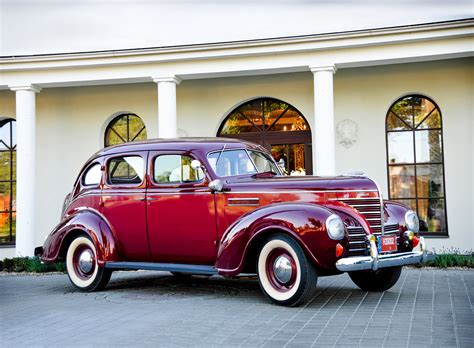 Kolekcija klasikinių automobilių nuotraukų iš 1950-ųjų, vaizduojančių 