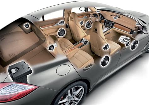 ilustracija, rodanti koaksialinius ir komponentinius garsiakalbius automobilyje