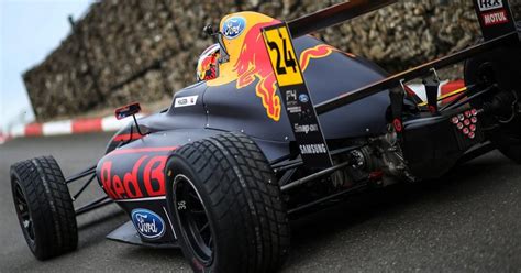 Formulės 1 bolidas lenktynių trasoje