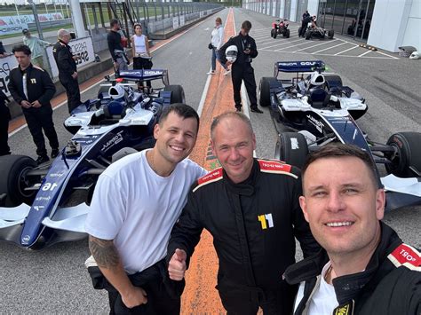 Formulės 1 vairo mentelės pavaroms perjungti