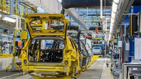 Nuotrauka, vaizduojanti automobilių pramonės gamybos procesą Lietuvoje
