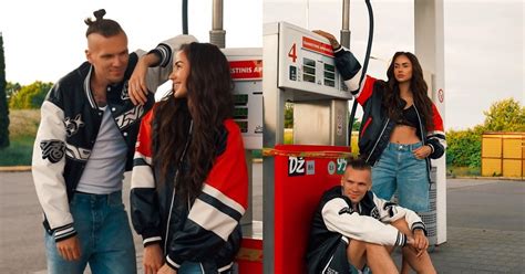 Zhu Hua atliekanti dainą scenoje