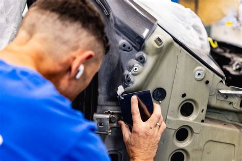 Automobilio kėbulo remonto procesas po avarijos
