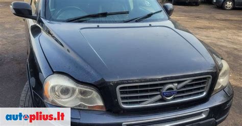 Istorinių „Volvo“ automobilių, pavyzdžiui, ÖV 4 ir PV 444, koliažas