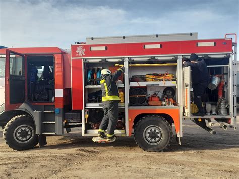 Vilkikų gaisro liepsnos ir ugniagesių darbas Kluonalių kaime