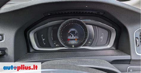 Volvo S60 prietaisų skydelis su įjungtomis perspėjamosiomis lemputėmis
