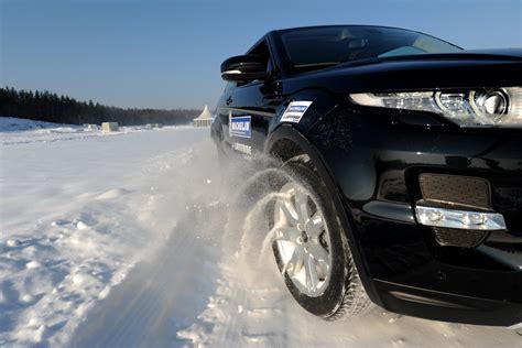 Tematinė nuotrauka: automobilis su vasarinėmis padangomis važiuoja sausu asfaltu
