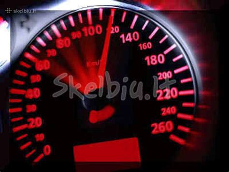 Infografika, lyginanti skirtingų Toyota Yaris variklių galios ir degalų sąnaudų rodiklius