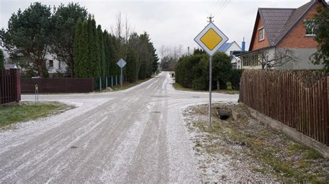 Fotografija: apgadintas kelio ženklas ar stulpas po eismo įvykio