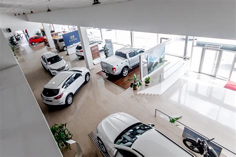 Nuotrauka: pakaitinis automobilis prie automobilių serviso