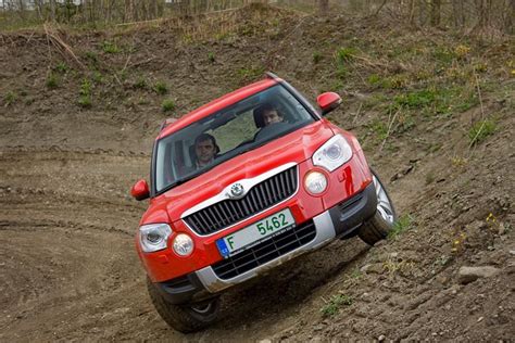 Škoda Yeti visureigio eksterjero nuotrauka, išryškinanti unikalų dizainą ir aukštą prošvaisą
