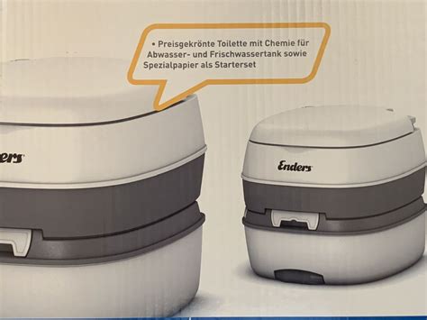 Biotualeto Enders Mobil WC Deluxe 4950 nuotrauka, demonstruojanti jo dizainą ir transportavimo ratą.