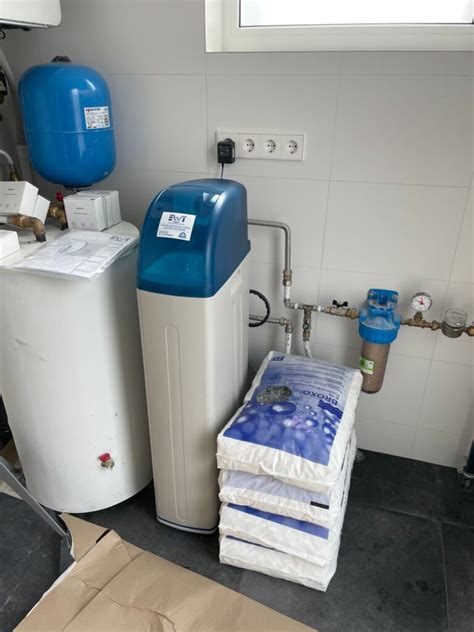 Schematinis nešiojamo biotualeto veikimo principas, parodantis vandens ir atliekų bakelius.