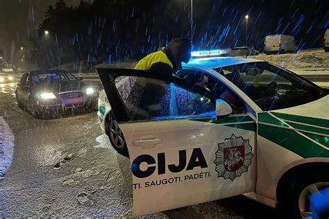 Autonominio automobilio testavimo nuotrauka Kalifornijos kelyje, pabrėžiant jutiklius ir kameras.