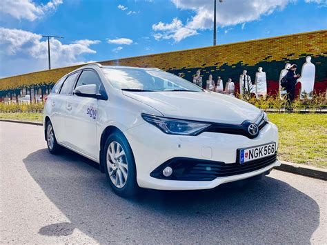 Toyota Auris hibridas, pabrėžiantis kuro ekonomiją ir sklandų važiavimą