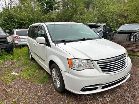 Chrysler Town & Country 2012 su atidarytu variklio dangčiu ir dujų įrangos komponentais