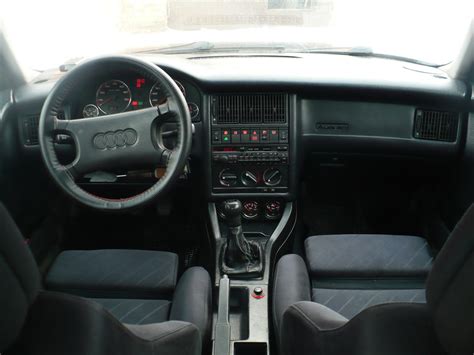 Audi 80 B4 interjeras, pabrėžiantis tvarkingą prietaisų skydelį ir vairą