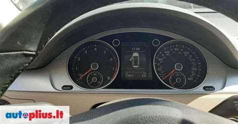 Volkswagen Passat B7 variklio skyrius su pažymėta akumuliatoriaus vieta