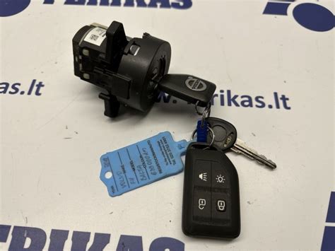 Ilustracija su skirtingų tipų Volvo raktais: mechaniniu, su transponderiu, su Keyless funkcija.