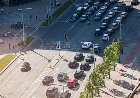 Šiuolaikinis automobilis miesto gatvėse - patogumas ir laisvė keliauti