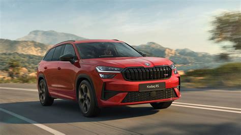 Škoda Kodiaq RS važiuojantis lenktynių trasoje