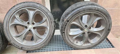 Alfa Romeo automobilis su R17 ratlankiais