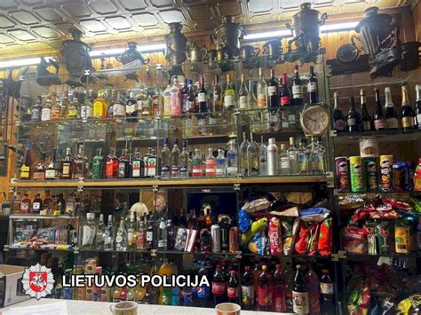 Policijos pareigūnai tikrina prekybos alkoholio licenzijas ir amžiaus ribojimus