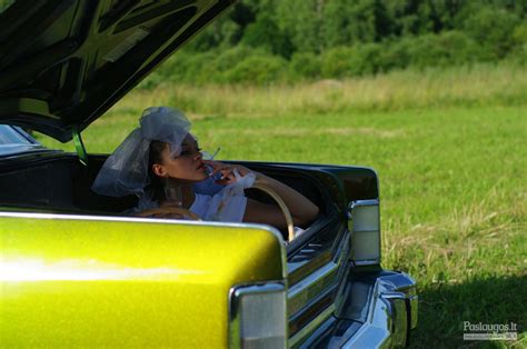 Vestuvinio automobilio su baltomis rožėmis puošybos pavyzdys