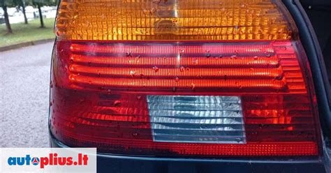 fotografija, kurioje automobilio žibintas yra valomas arba poliruojamas