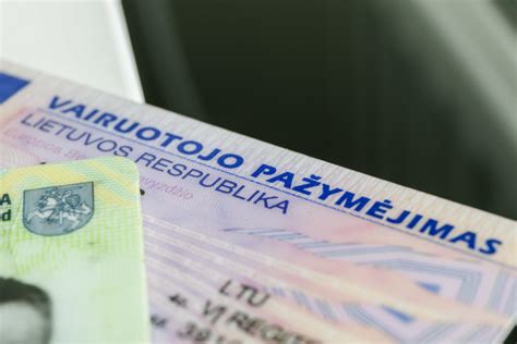 Infografika: žingsniai iki JK vairuotojo pažymėjimo įgijimo lietuviškai kalbantiems asmenims