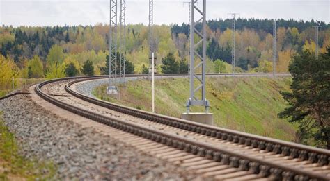 Nuotrauka: Automobilis įstrigęs geležinkelio pervažoje