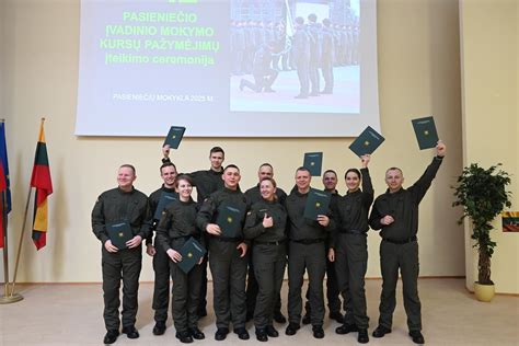 Profesionalių vairuotojų mokymo kursų mokykloje momentas