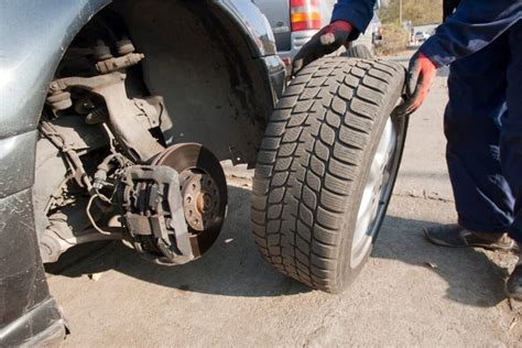 Nuotrauka, iliustruojanti netolygiai susidėvėjusias automobilio padangas.