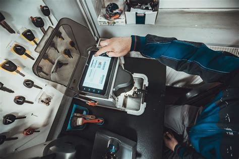 Tematinė nuotrauka: meistras remontuoja automobilio užvedimo spynelę