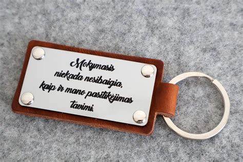 Įvairūs graviruoti raktų pakabukai: metaliniai ir odiniai, su asmeniniais užrašais ir simboliais