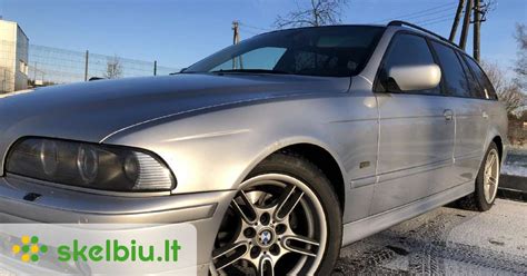 BMW E39 universalas su atidarytu bagažiniu, demonstruojantis erdvę