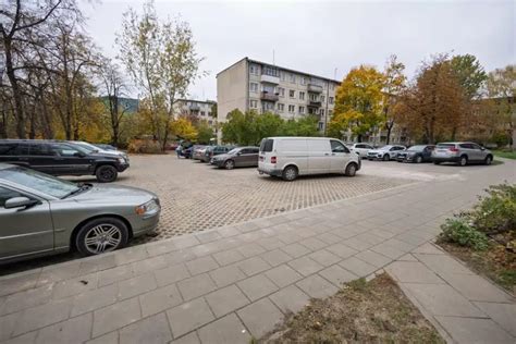 Teminė nuotrauka: vairuotojas atlieka automobilio parkavimą atbuline eiga