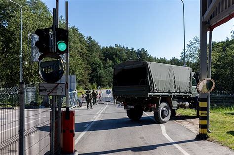 Tematinė nuotrauka: įstrigę vilkikai pasienyje arba pasienio kontrolės punktas