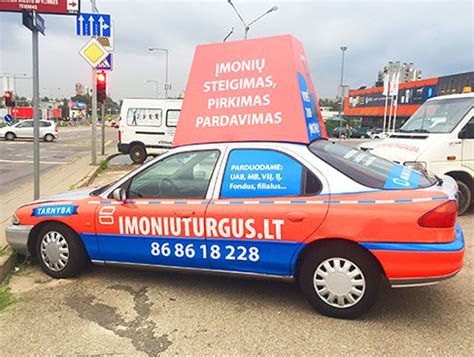 Sixt logotipas ir reklaminis automobilis