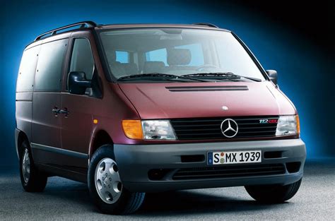 Mercedes-Benz W638 furgono detalės, vaizduojančios durų vyrius