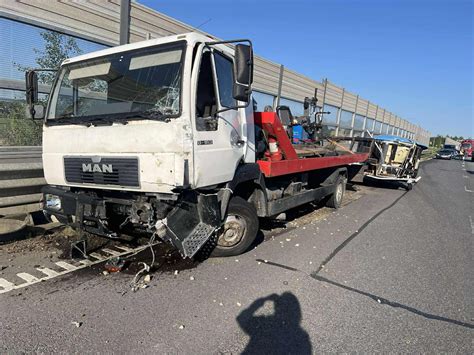 Nuotrauka, iliustruojanti lengvąjį automobilį su priekaba