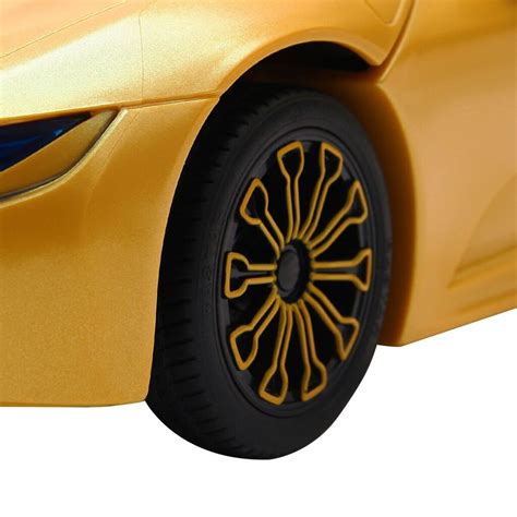 Geltonas automobilis, paliekantis slydimo pėdsakus