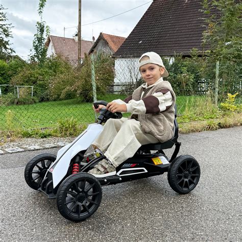 Raudonas žmogaus siluetas su saugos diržu ir apskritimu priešais jį (oro pagalvė)