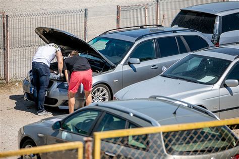 Žmonės Gariūnų turguje renkasi vakarietiškus automobilius